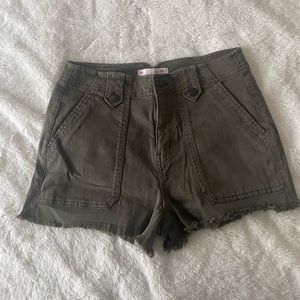 Utility shorts army green
